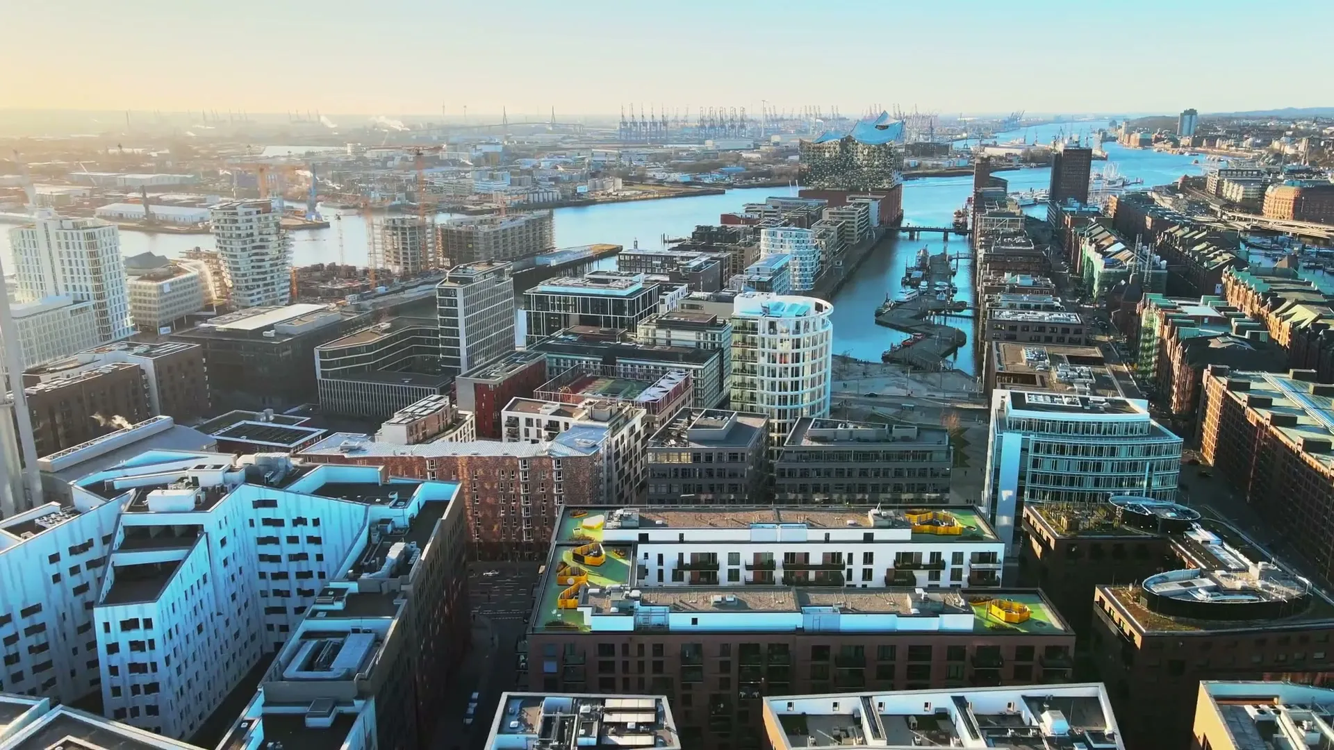 Luftaufnahme der Hamburger HafenCity mit Elbphilharmonie im Morgenlicht